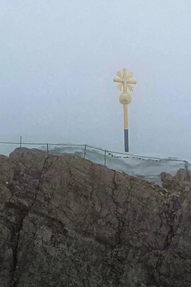 Zugspitze - Gipfelkreuz im Nebel